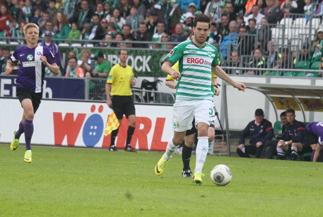 Das Kleeblatt setzt ein weiteres Zeichen für die Zukunft: Die SpVgg Greuther Fürth hat den Vertrag mit dem offensivstarken Linksverteidiger Niko Gießelmann vorzeitig bis 2017 verlängert.