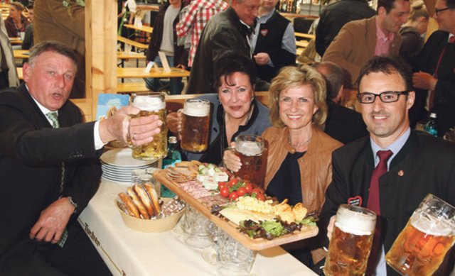 Tucher-Gastronomie-Direktor Jörg Träger (r.) mit MdB Dagmar Wöhrl (2.v.r.), Ute Scholz und Rudi Bergmann, stellvertretender Schausteller-Chef. | Foto: bayernpress