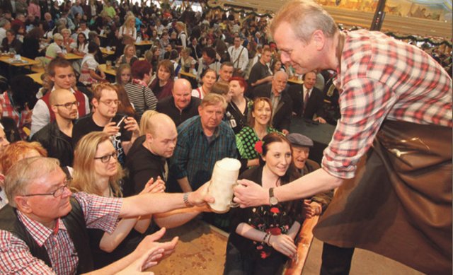 ...und verteilte den kostbaren Hopfensaft an die Menge. | Foto: bayernpress