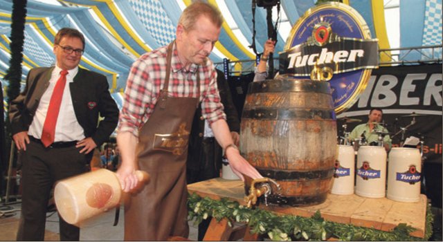 Unter den fachlichen Blicken von Tucher-Chef Fred Höfler (l.) stach OB Maly das erste Fass gekonnt mit drei Schlägen an... | Foto: bayernpress