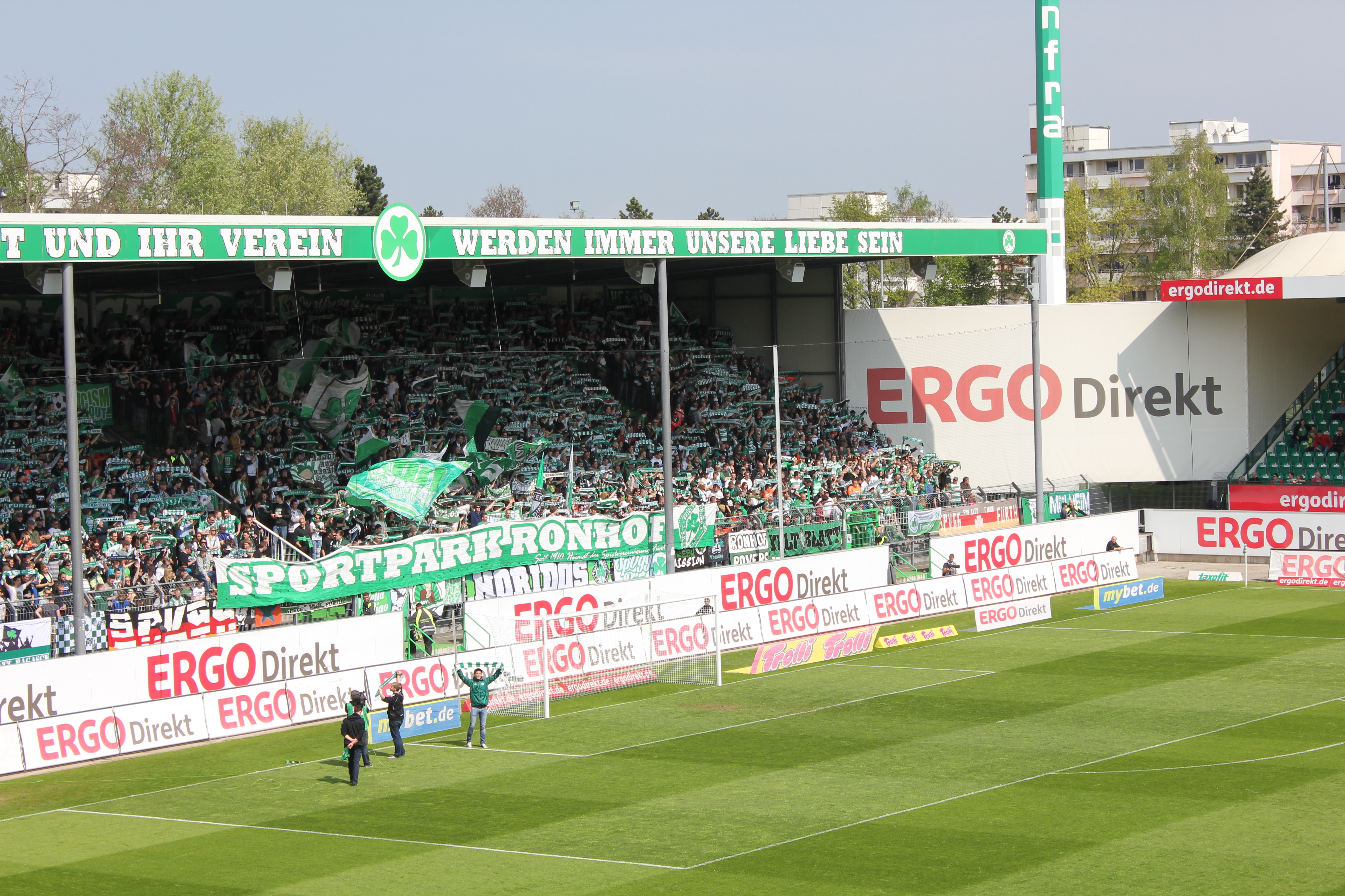 Die Aufstiegseuphorie ist erwacht rund um den Ronhof. Am Freitag wollen Fans und Mannschaft gemeinsam den nächsten Schritt Richtung Bundesliga machen. Foto: Ebersberger