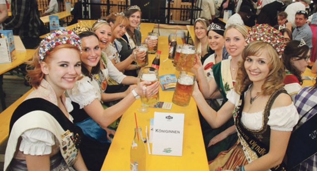 Auch Königinnen schmeckt das Festbier im Maßkrug. | Foto: bayernpress