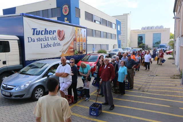 Mit je einem Leerkasten im Gepäck sind die Teilnehmerinnen und Teilnehmer auf dem Weg zu Ausgabestelle. | Foto: John R. Braun