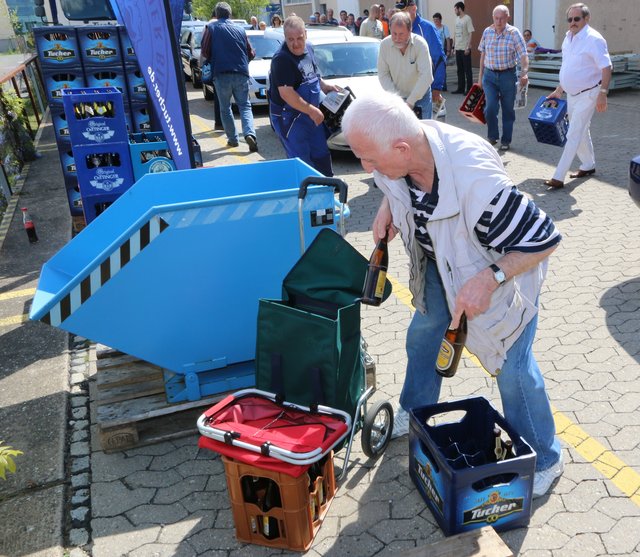 Raffinierte Idee: Hier wird das Bier mit einer Art Sakkarre umweltfreundlich abtransportiert. | Foto: John. R. Braun