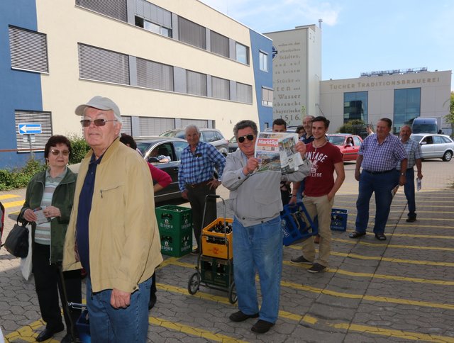 Wer an der Aktion teilnehmen wollte, musste neben einem Leerkasten den Ausschnitt des MarktSpiegel-Aktions-Artikels mitbringen | Foto: John R. Braun