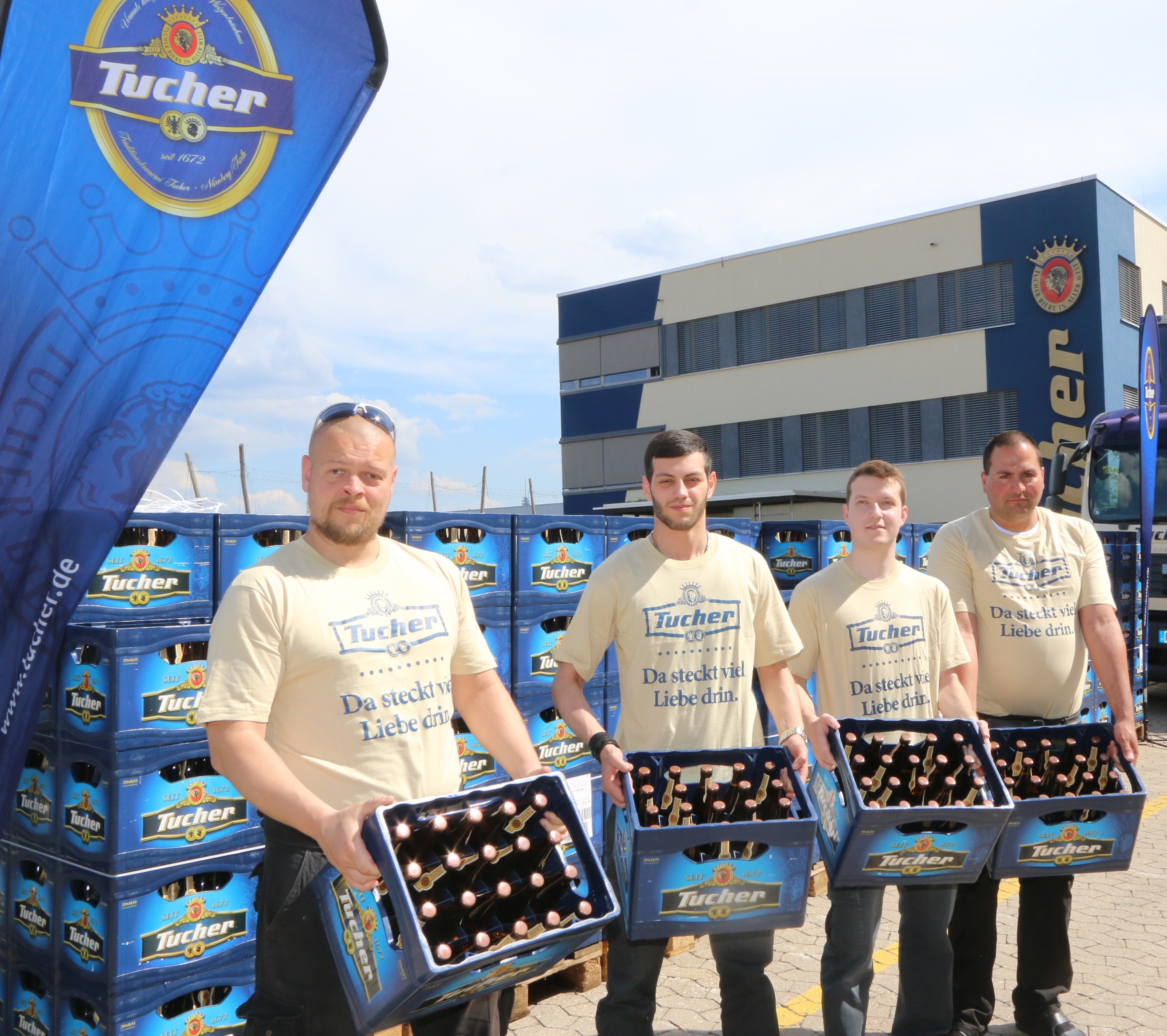 Das Tucher-Team wartet auf das Startsignal: Gleich können sie mit der Verteilung der Bierkästen beginnen.