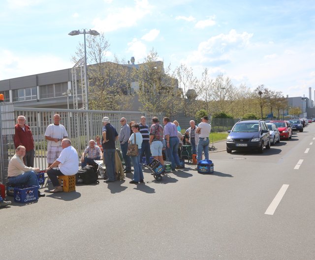 Bereits eine halbe Stunde vor dem Beginn warten die Menschen am Tor, stauen sich die Autos auf der Zufahrtsstraße. | Foto: John R. Braun