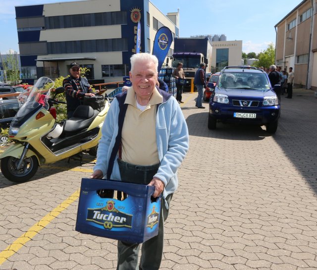 Einen Gratiskasten Tucher Urbräu Nürnberg Hell trägt man gerne ein paar Meter bis zur weiteren Transportmöglichkeit. | Foto: John R. Braun