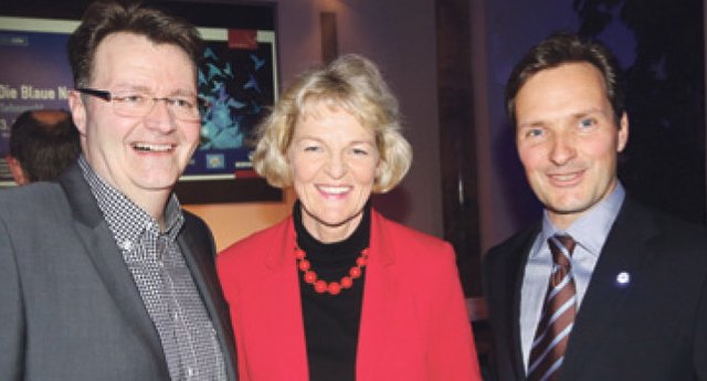 Bundestagsabgeordneter Michael Frieser (l.) und Gattin Stefanie mit Dr. Axel Baisch, Vorsitzender des Beirats internationale Gluck-Opern-Festspiele. Foto: John R. Braun