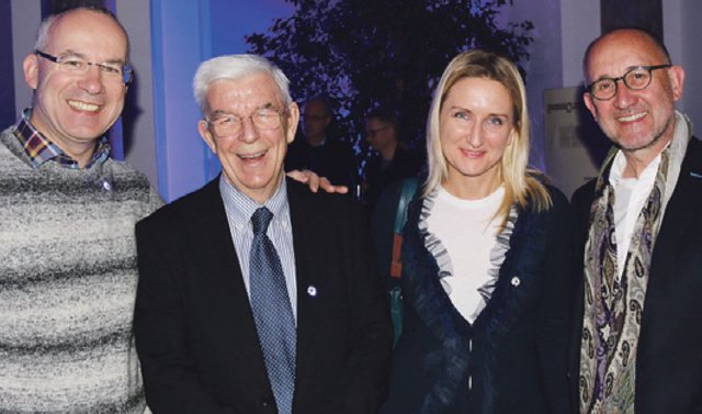 Wbg-Sprecher Dieter Barth (l.), Literaturhaus-Chef Dr. Manfred Boos (2.v.l.), Presse-Club-Chef Dr. Siegfried Zelnhefer und Melanie Sölch. Foto: John R. Braun