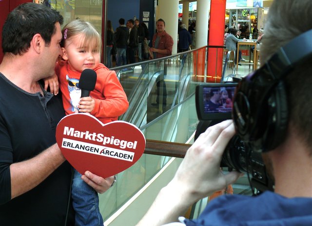 Töchterchen ziert sich noch ein wenig, aber mit Unterstützung von Papa Martin gab's herzliche Grüße zum Muttertag – Mama Bettina freut's ganz sicher.