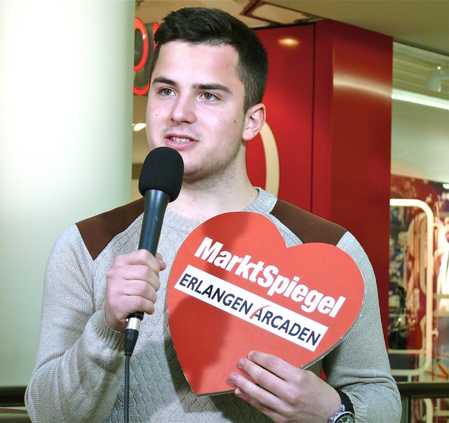 Alin grüßt seine Mutter Cristina.