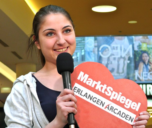 Sofia grüßt ihre Mutter Fatima.