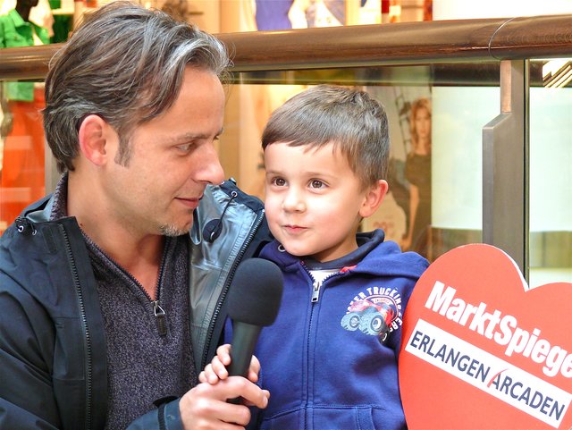 Mit Papa's Hilfe geht's gleich besser: Vincent grüßt seine Mama Lena.