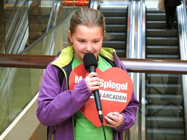 Sophia grüßt Mama Claudia.
