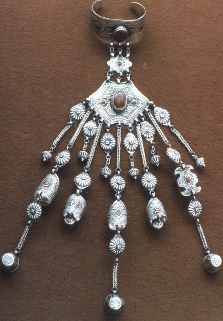 Aufwendiger Silberschmuck.