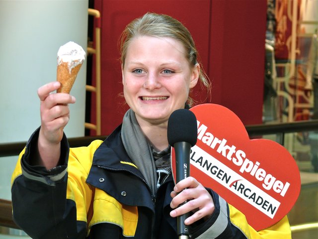 Gerade keinen Champagner zur Hand: Stephanie erhebt eine leckere Eistüte auf ihre Mutter Jana.