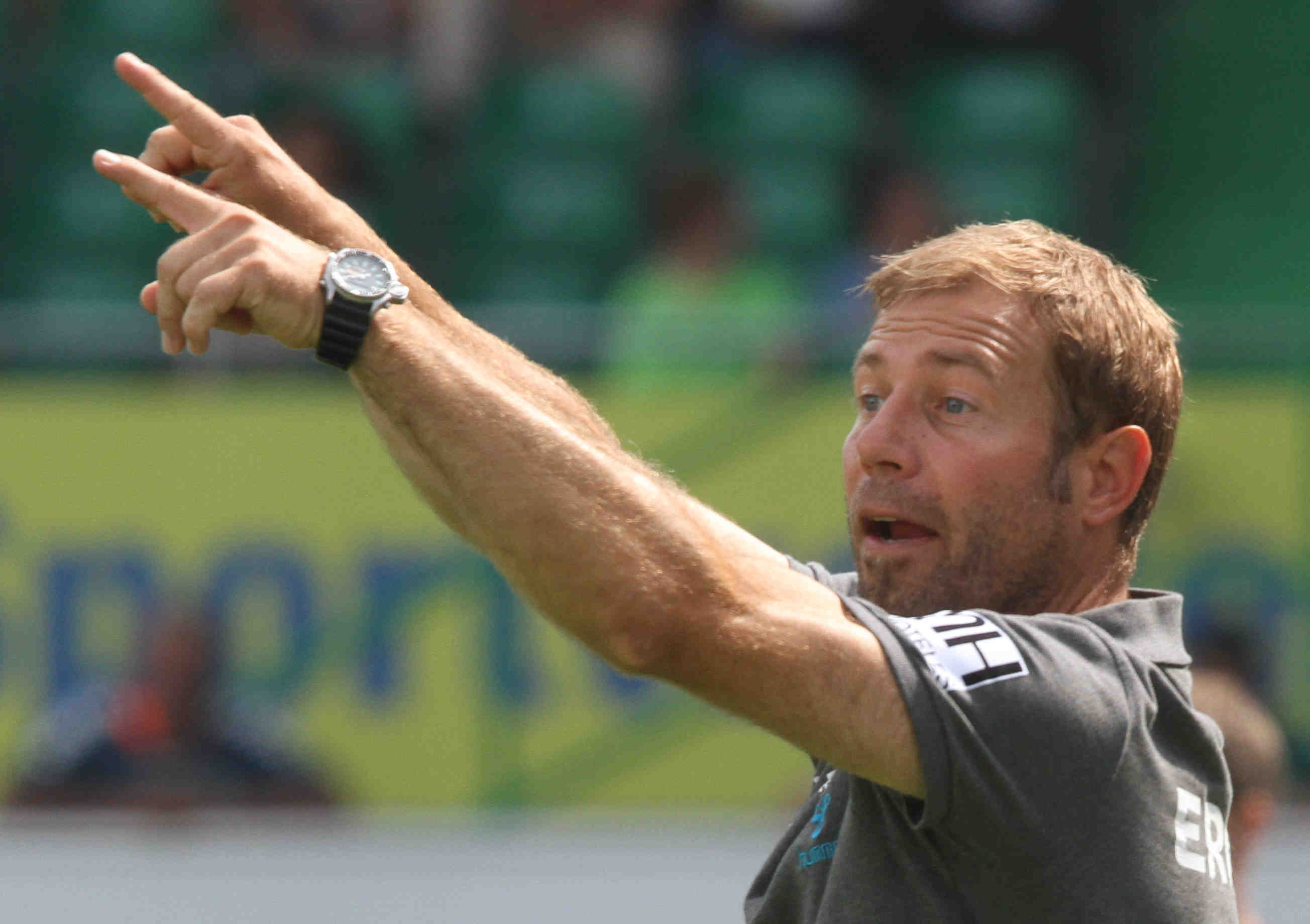 Hier geht es zur ersten Fußball-Bundesliga! Fürths Cheftrainer Frank Kramer und seine Mannschaft wollen in den beiden Relegationsspielen gegen den Hamburger SV den Wiederaufstieg in die Bundesliga schaffen.