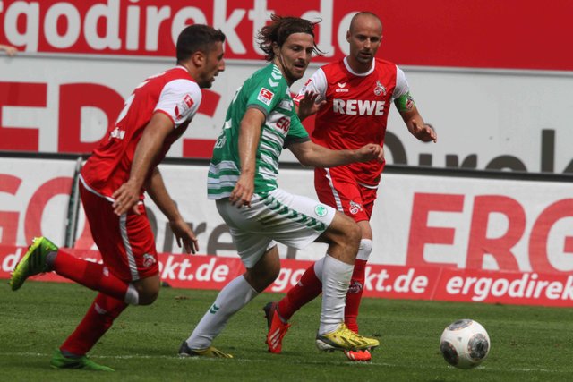 Auf Ilir Azemi (M.) - hier im Spiel gegen den 1. FC Köln - ruhen die Hoffnungen der Kleeblattfans. Er erzielte in der abgelaufenen Zweitliga-Saison 14 Treffer für die Fürther, davon 13 in der Rückrunde.