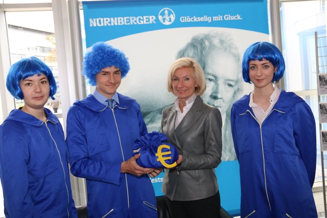 Nürnbergs Kulturreferentin Prof. Dr. Julia Lehner (2.v.r.) nimmt den Blinky-Erlös für die nächste Blaue Nacht von Yonca Housein, Tim Olschewski, und Patricia Neubert (v.l.) entgegen.