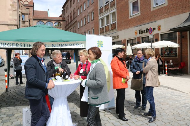 Bratwurströslein-Wirt Thomas Förster (l.) mit Ehrenamtlichen der Bürgerstiftung. | Foto: John R. Braun