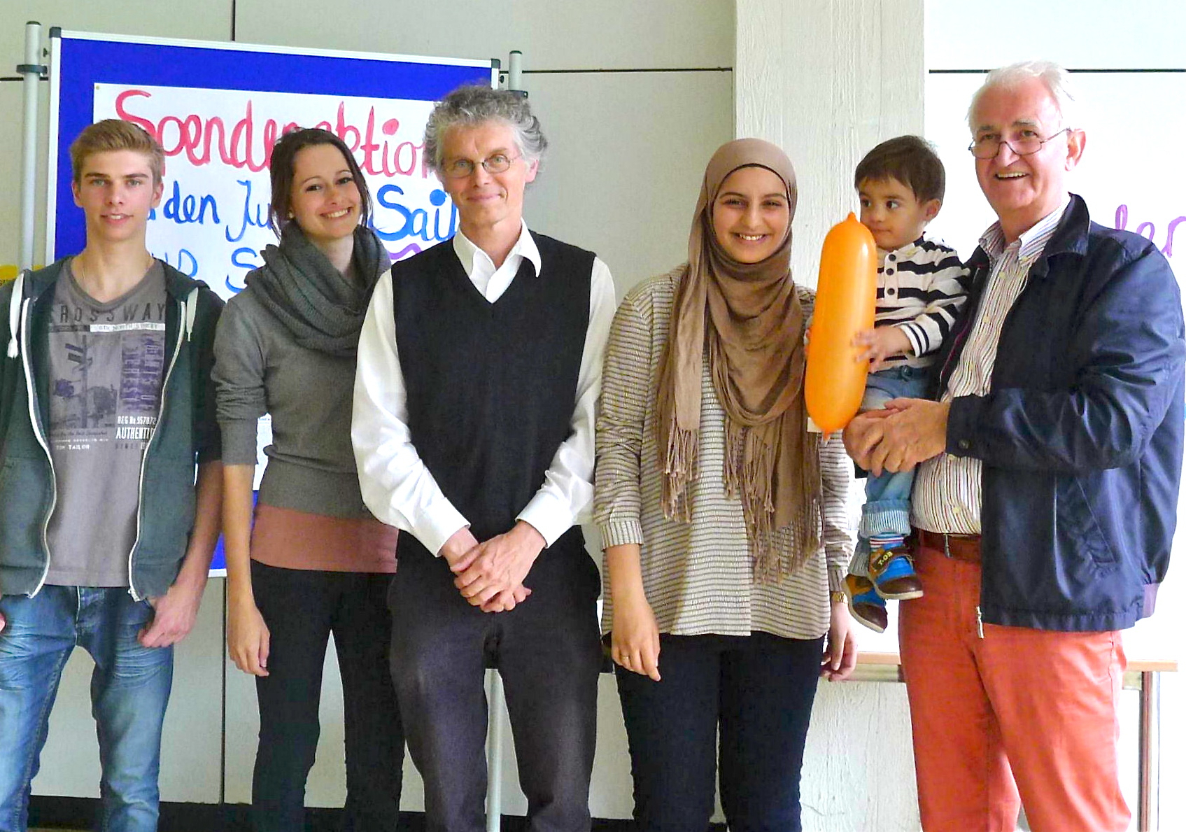 Die Klassensprecher Hannes und Stefanie, Klassenleiter Michael Erhard, Schülerin Yumna, Saif und Dr. Faidi Mahmoud von „Erlangen hilft“, pensionierter Herzchirurg an der Universität Erlangen und stellvertretender Vorsitzender von „Erlangen hilft e.V.“ Foto: oh