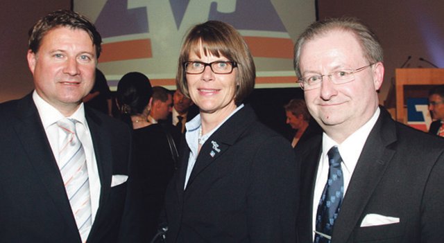 VR-Vorstandsvorsitzender Dirk Helmbrecht (l.) und Handwerkskammer-Hauptgeschäftsführer Prof. Dr. Elmar Forster mit TeamBank-Vorstand Christiane Decker.
