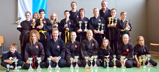 Pokale und Trophäen: Die Teilnahme an den „German Open 2014“ hat sich für die „DKKU Kampfgemeinschaft Fränkische Schweiz“ absolut gelohnt. Foto: oh