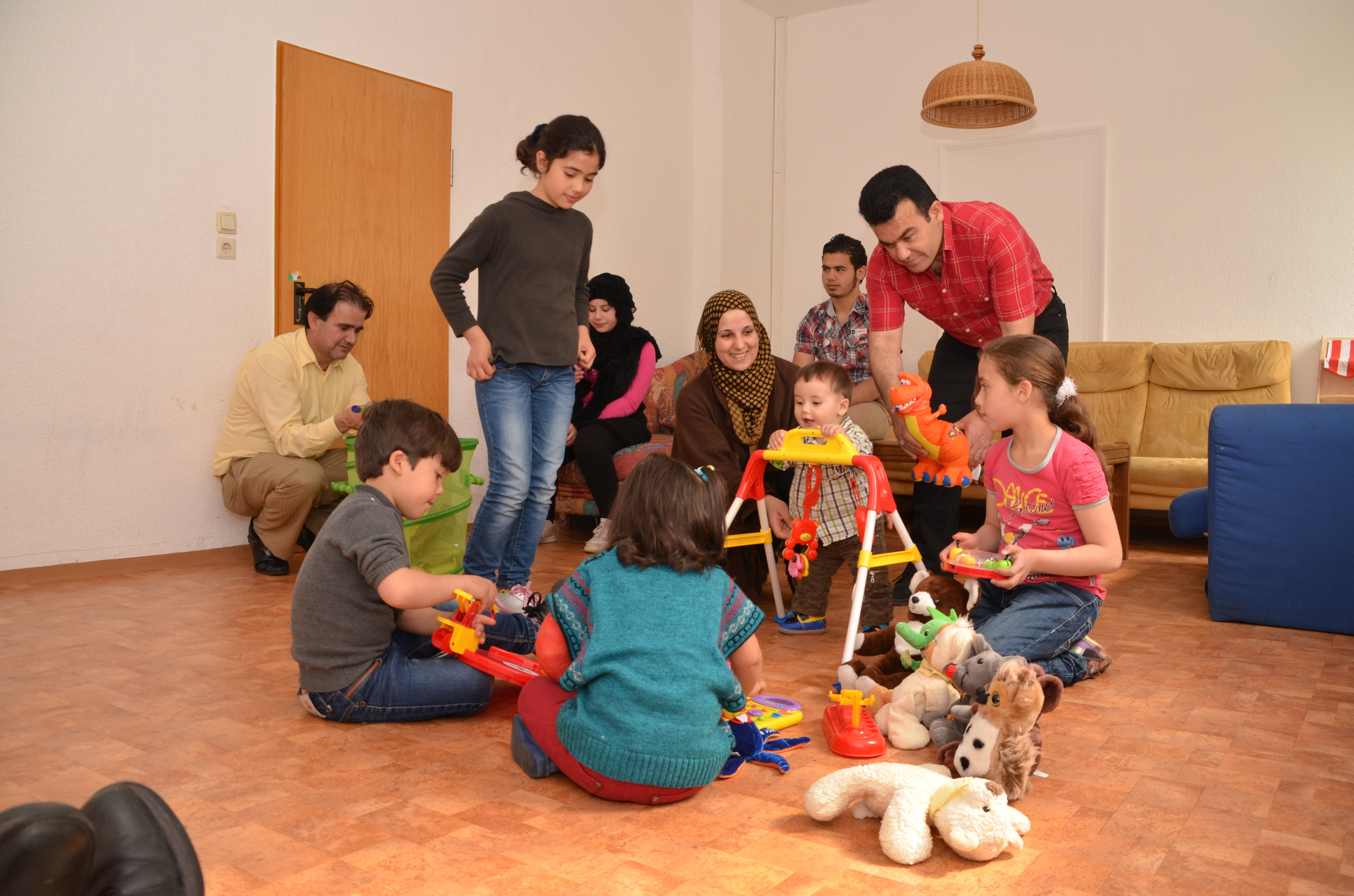 Für syrische Familien (im Bild die Familie Latouf) richtet die Diakonie Neuendettelsau ab 1. Juni eine Kinderbetreuung ein. Ehrenamtliche werden dringend gesucht.