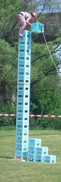 Wer beim Kastenstapeln erfolgreich sein will, sollte schwindelfrei sein. | Foto: Veranstalter