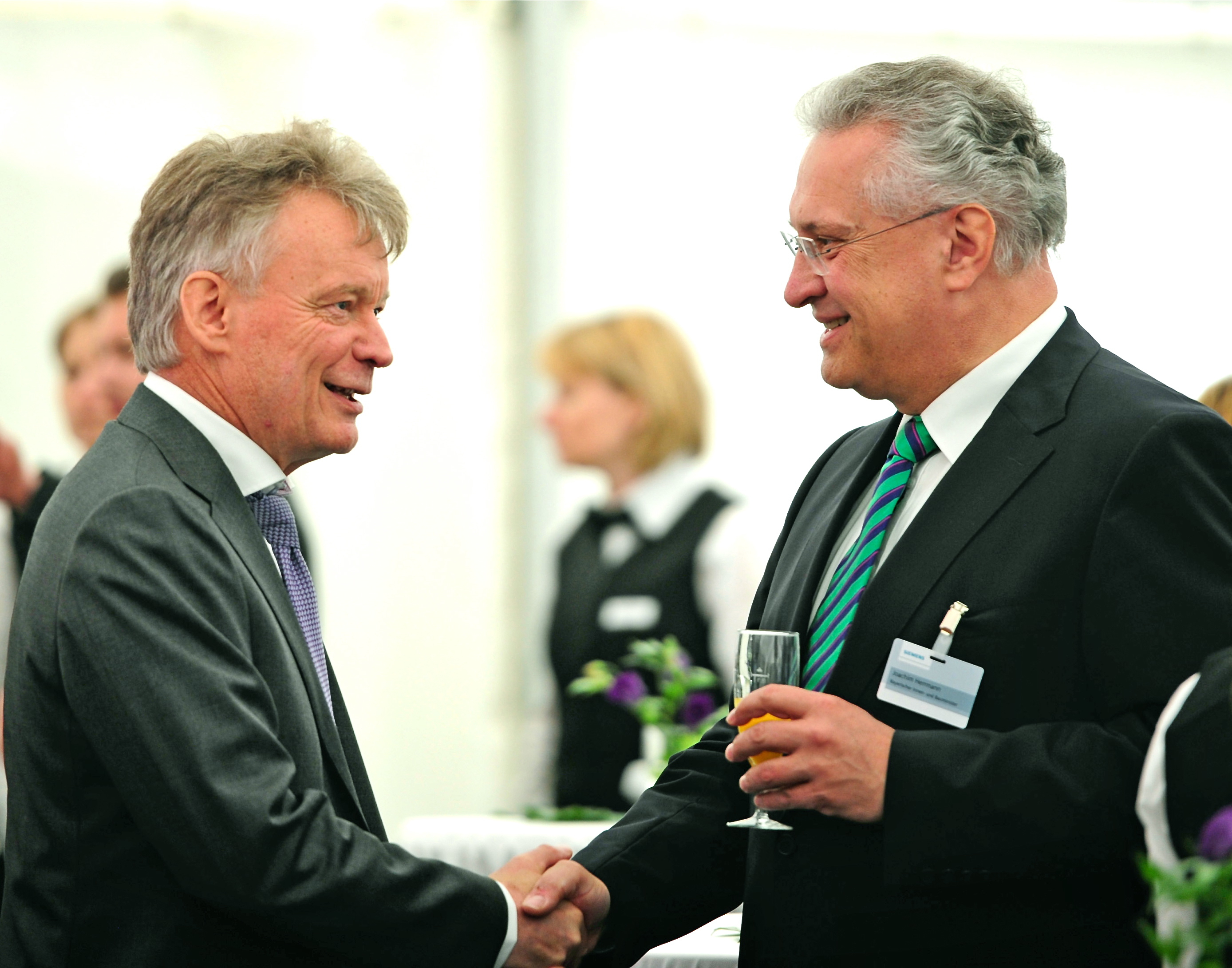Prof. Dr. Hermann Requardt (l.),
Mitglied des Vorstands der Siemens AG, CEO Siemens Healthcare und Staatsminister Joachim Herrmann. Foto: Siemens AG