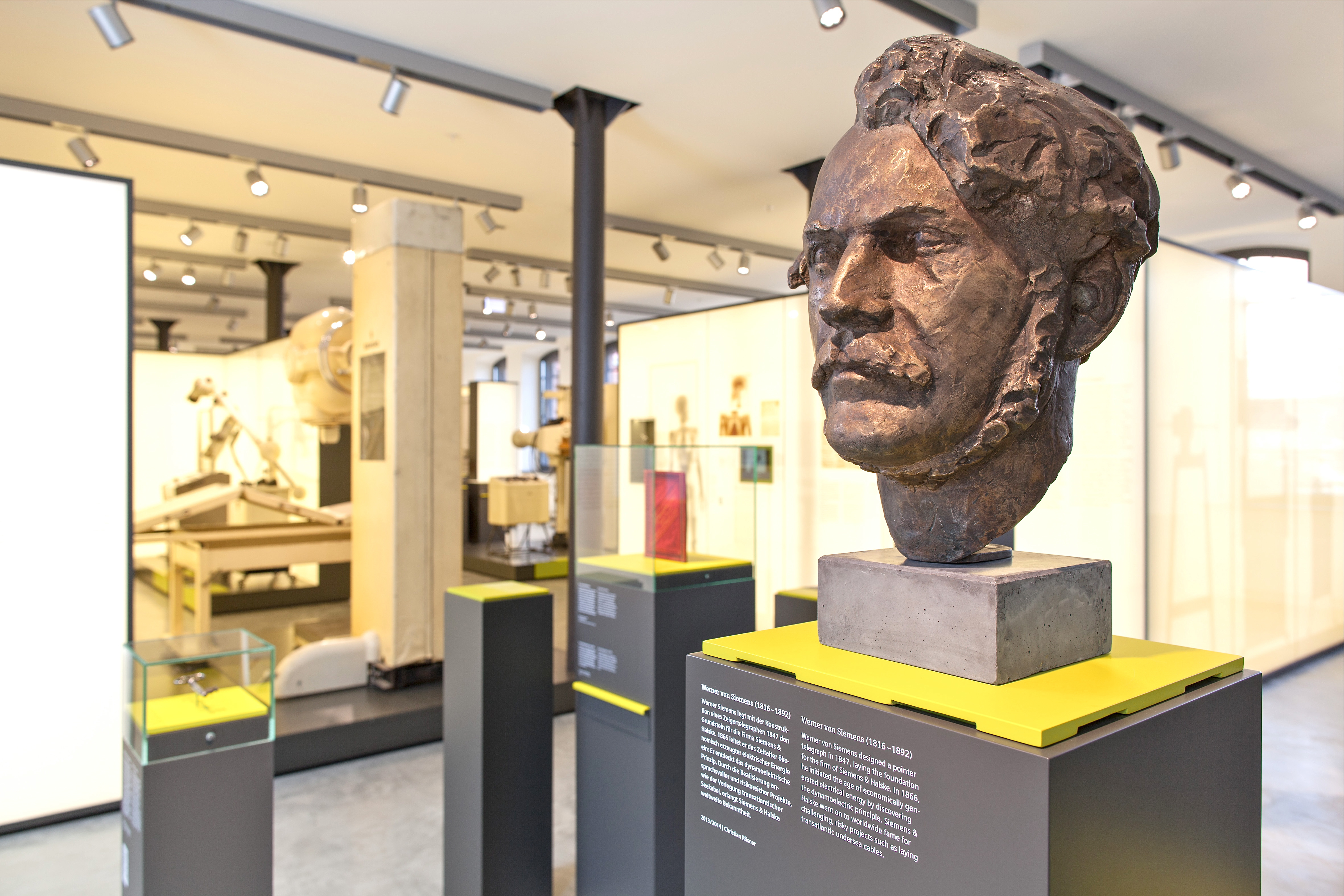 Das Siemens MedMuseum zeichnet die Entwicklung der Medizintechnik nach und erzählt die Geschichten von Menschen mit Pioniergeist. Im Bild eine Büste von Werner von Siemens, der im Jahr 1844 erstmals eine seiner Erfindungen medizinisch anwendete. Foto: Siemens AG