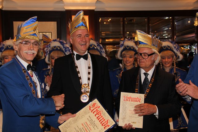 Als Präsident der Nürnberger Luftflotte des Prinzen Karneval übergab Georg Renner auch in der aktuellen Session nochmals Urkunden und Orden. | Foto: John R. Braun