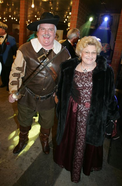Dieter Herzog als Wallenstein in Begleitung seiner Frau Gabriele.