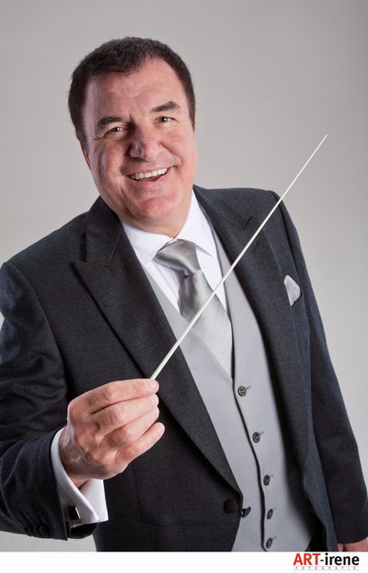 Dirigent Hermann Freibott. ,,Männerchor meets Symphonieorchester"