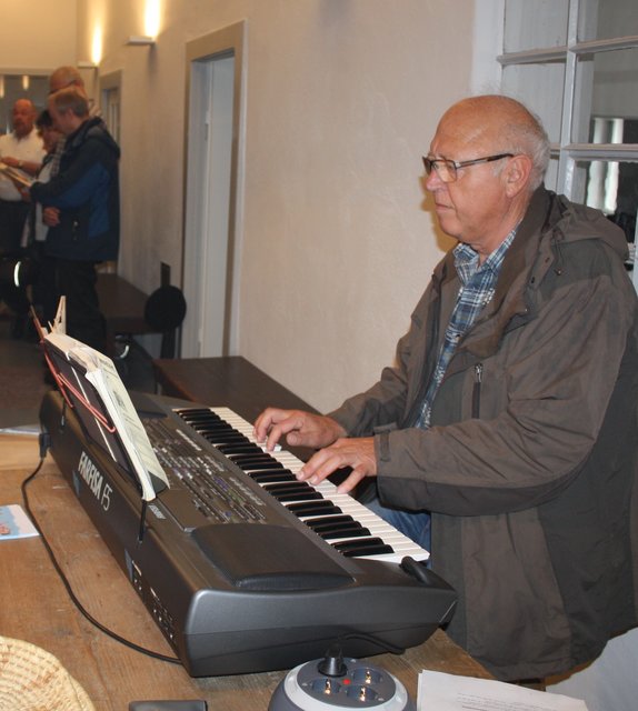 Der Schwander Organist Willy Eckert übernahm auf dem Keyboard die musikalische Begleitung. Im alten Beetsaal wäre ihm nur ein altes Harmonium zur Verfügung gestanden. | Foto: Victor Schlampp