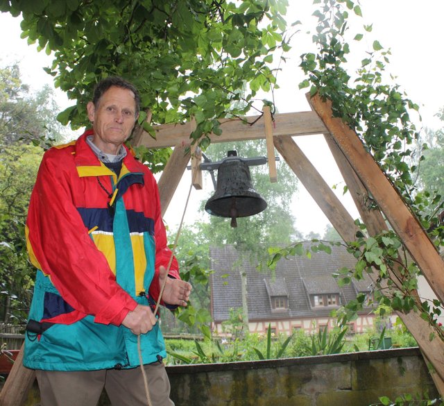 Bruno Westhofen läutet die alte Glocke. Im Hintergrund sieht man den Fachwerkbau in dessen Erdgeschoß sich der einstige Beetsaal befunden hatte. | Foto: Victor Schlampp