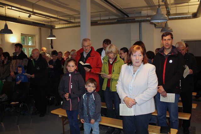 So ähnlich, wenn auch wesentlich unkonfortabler, erlebten die Teilnehmerinnen und -teilnehmer in den 40er bis 60er Jahren  die Gottesdienstfeiern in der Oberfichtenmühle. | Foto: Victor Schlampp