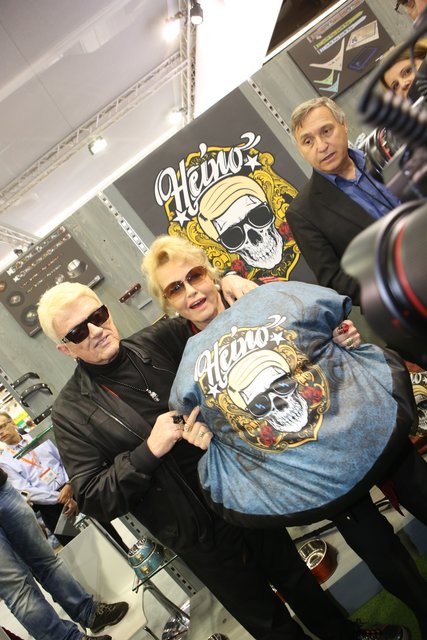Heino und Hannelore sind auf den Hund gekommen: Beide präsentieren ihre zwei Hundezubehör Kollektionen mti dem ,,Totenkopf-Symbol". | Foto: WZF/Frank Boxler