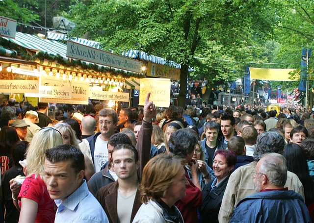 Die Erlanger Bergkirchweih ist und bleibt ein Besuchermagnet. Foto: Archiv / bayernpress