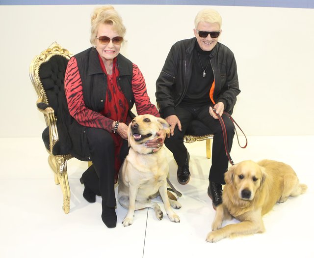 Heino (auf dem Bild mit Gattin Hannelore) präsentierte in Nürnberg seine eigene Hunde Kollektion. | Foto: WZF/Frank Boxler