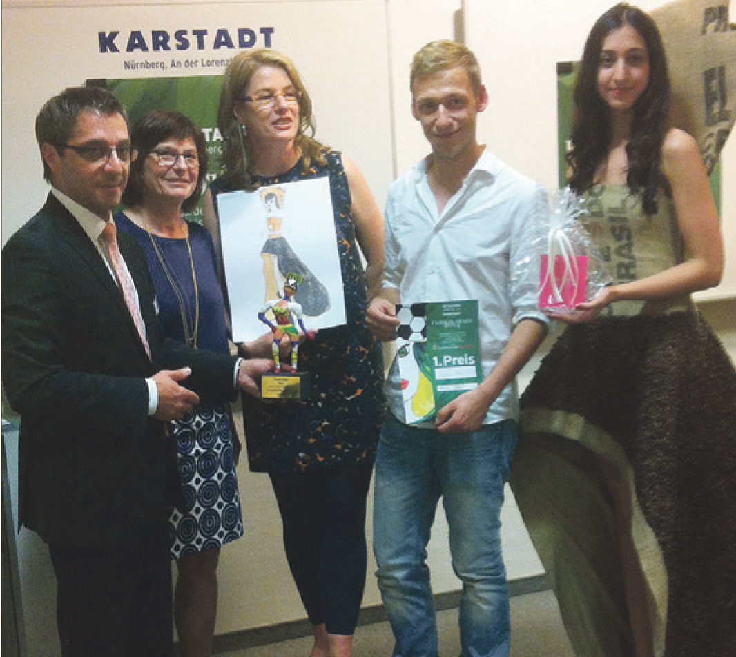 Karstadt Nürnberg Geschäftsführer Hansjoerg Pointecker, Petra Maly, Jurysprecherin, Barbara Denker, Projektleiterin B 5, Julian Alm, Designer
1. Platz, ganz rechts Di Laura, Model, mit der Sieger-Kreation Cafe do Brasil.