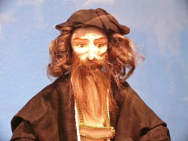Willkommen bei Da Vinci: Diese Figur Leonardos ist einem Gemälde des 18. Jahrhunderts nachempfunden und so, wie er in zeitgenössischer Literatur beschrieben wird – groß, stattlich, elegant, würdevoll. Sammeln Sie Ihre eigenen Eindrücke zum Wirken des Naturgenies in unserer Bildergalerie ... und dann natürlich in der Ausstellung. Foto: Uwe Müller