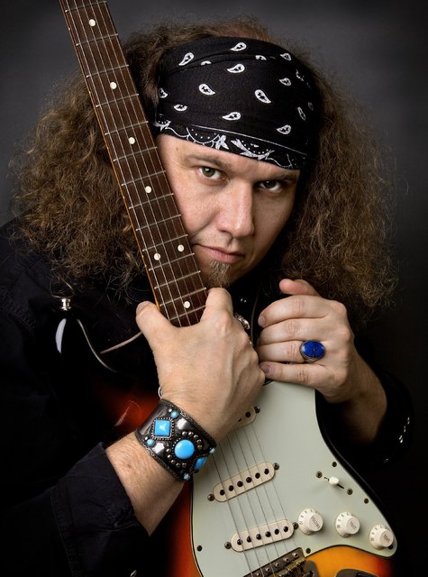 Der virtuose Gitarrist Julian Sas wird am Samstag ein Bluesrock- und Boogie-Feuerwerk zünden. Foto: oh