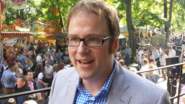 Geschafft: Ein bißchen erleichtert sieht er schon aus, der frisch gebackene Oberbürgermeister von Erlangen nach seinem ersten Anstich auf der Bergkirchweih. | Foto: bayernpress