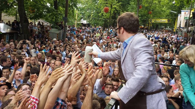 Zwei Schläge - dann war es soweit: Erlangens Oberbürgermeister Dr. Florian Janik verteilt das erste Festbier an das begeisterte Publikum. | Foto: bayernpress