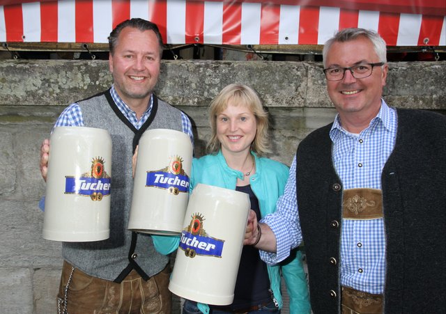 Sylvia Janik mit Tucher Verkaufsdirektor Bernd Herrmann (r.) und Verkaufsleiter Franz Groha. | Foto: bayernpress