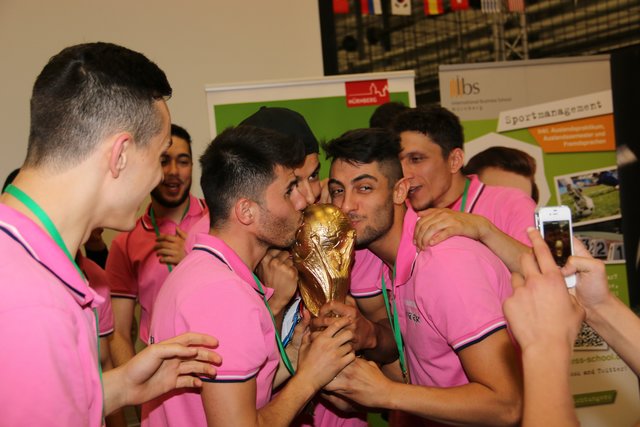 Siegermannschaft ,,Elfenbeinküste" der der Team Nürnberg Partner WM 2014. | Foto: John R. Braun