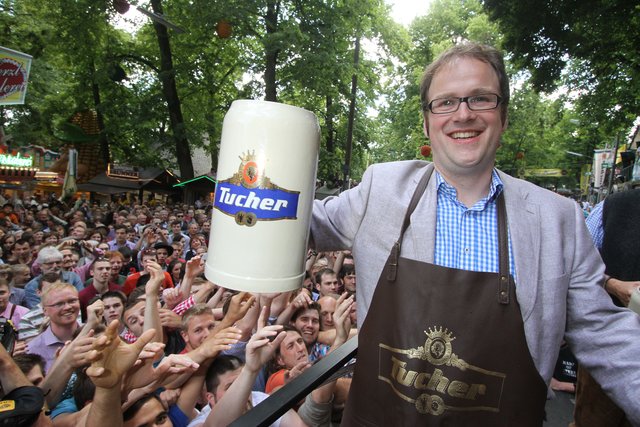Oberbürgermeister Dr. Florian Janik präsentiert die erste Maß auf der Bergkirchweih 2014! | Foto: bayernpress