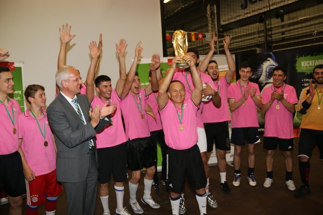 Das ist die Siegermannschaft der Team Nürnberg Partner-WM 2014, das ,,Team Elfenbeinküste" (Taekwondo Özer e.V.), mit Bürgermeister Dr. Klemens Gsell (3.v.l.). | Foto: John R. Braun